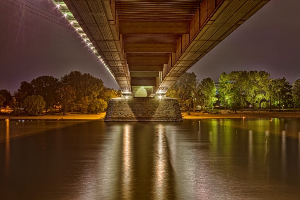 Unterseite der Kölner Zoobrücke bei Nacht