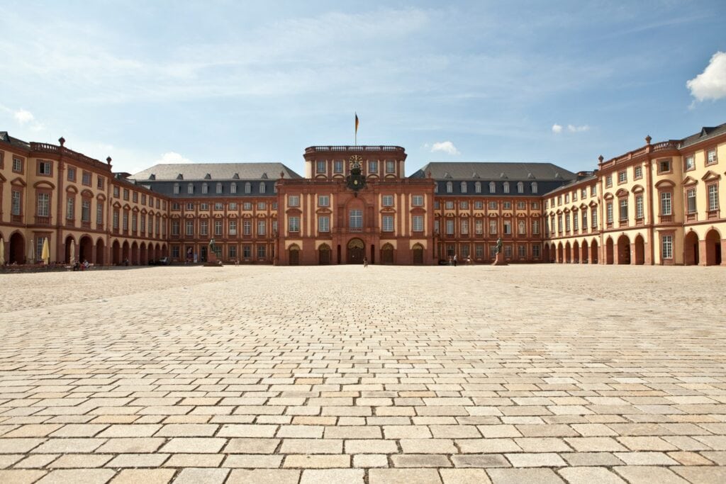 Frontansicht des Schlosses Mannheim bei strahlendem Sonnenschein