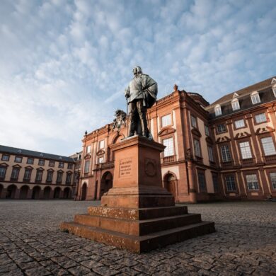 Schloss Mannheim mit Statue von Kurfürst Karl Ludwig