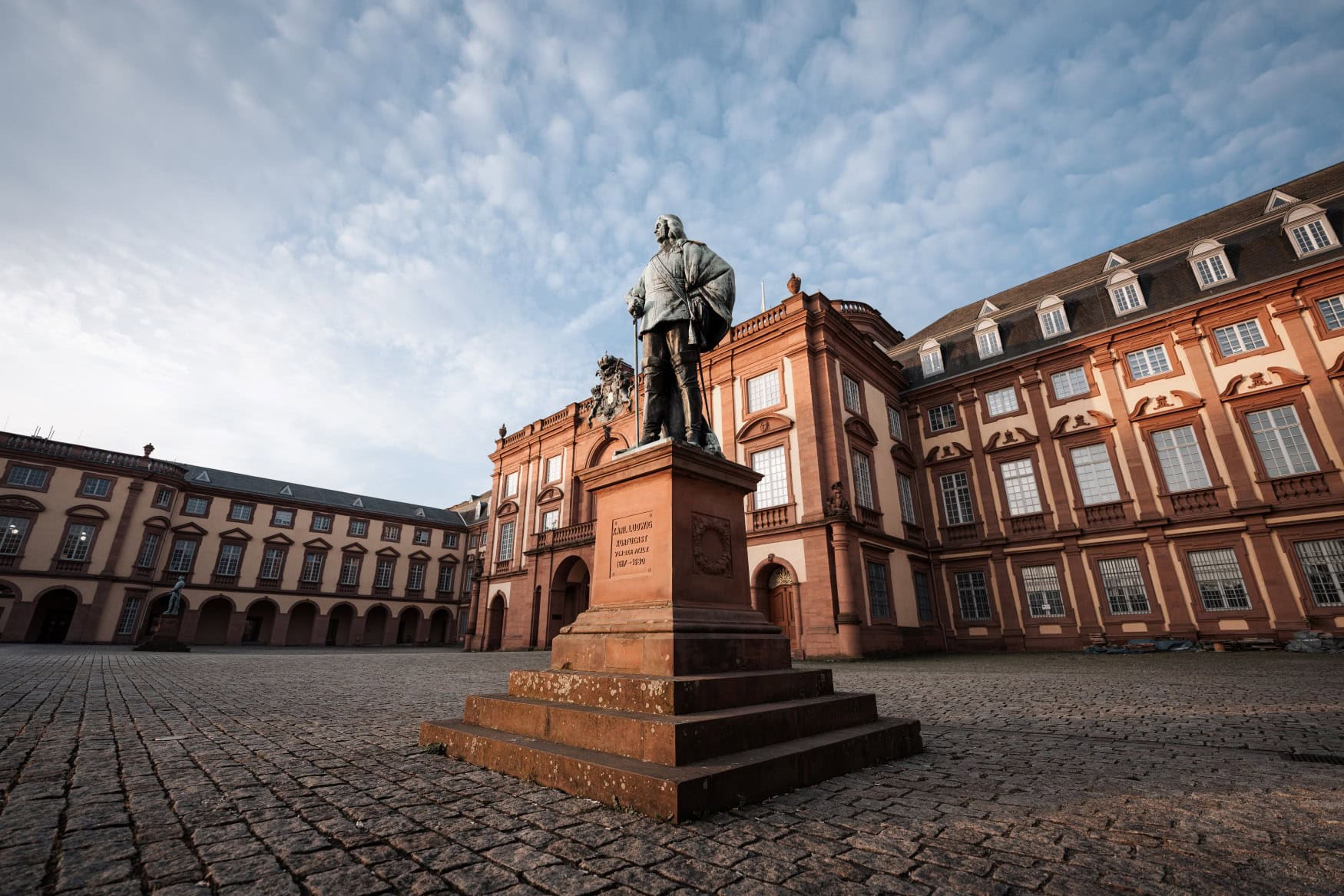 Schloss Mannheim mit Statue von Kurfürst Karl Ludwig