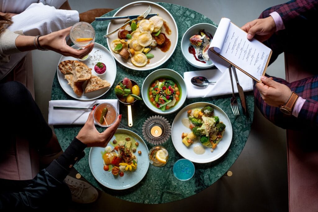 Ein reich gedeckter Tisch aus der Top-Perspektive im Berliner Restaurant Bonvivant