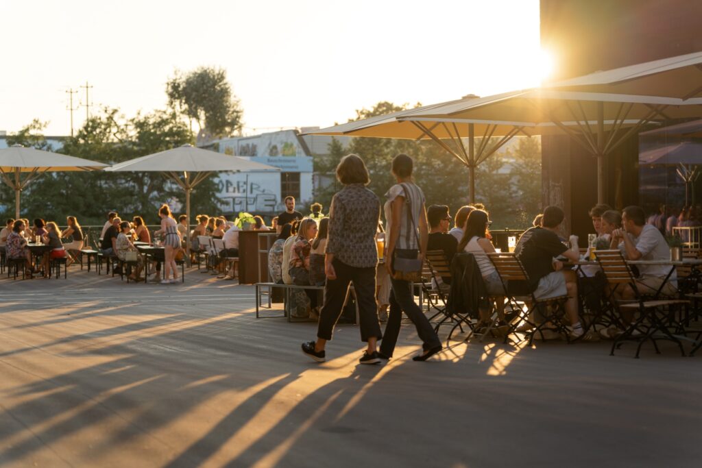 Many people sit in your outdoor restaurant in Mannheim's Jungbusch in the sunshine