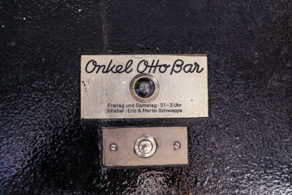 Doorbell sign of the Onkel Otto Bar in Mannheim