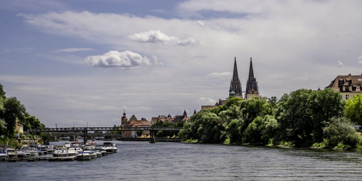 Die Donau in Regensburg, rechts im Hintergrund die Türme des Doms