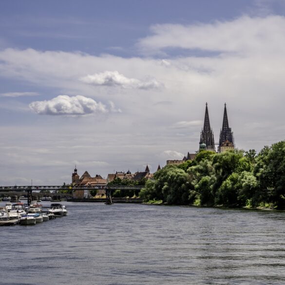 Die Donau in Regensburg, rechts im Hintergrund die Türme des Doms