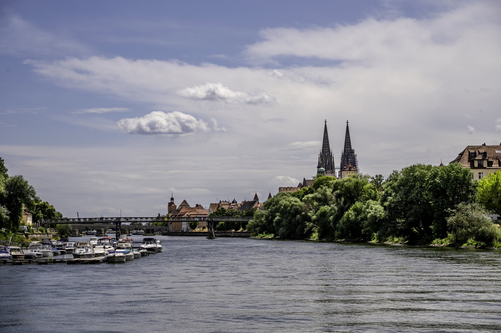 Die Donau in Regensburg, rechts im Hintergrund die Türme des Doms