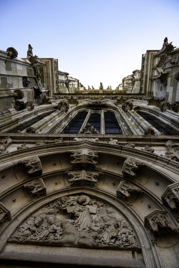 Detailaufnahme des Hauptportals am Regensburger Dom