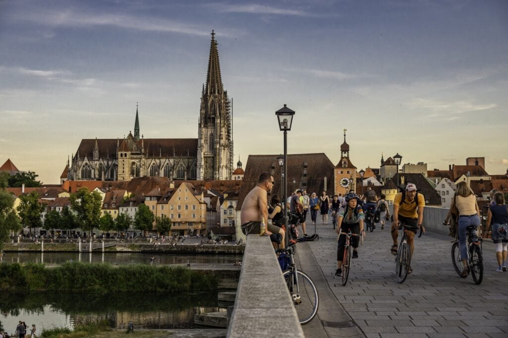 Die Steinerne Brücke in Regensburg, im Hintergrund der Dom