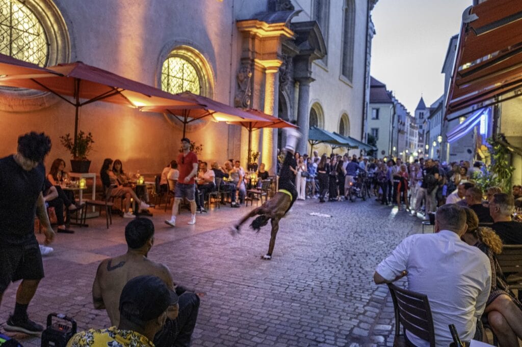 Einige Tänzer in der Regensburger Fußgängerzone