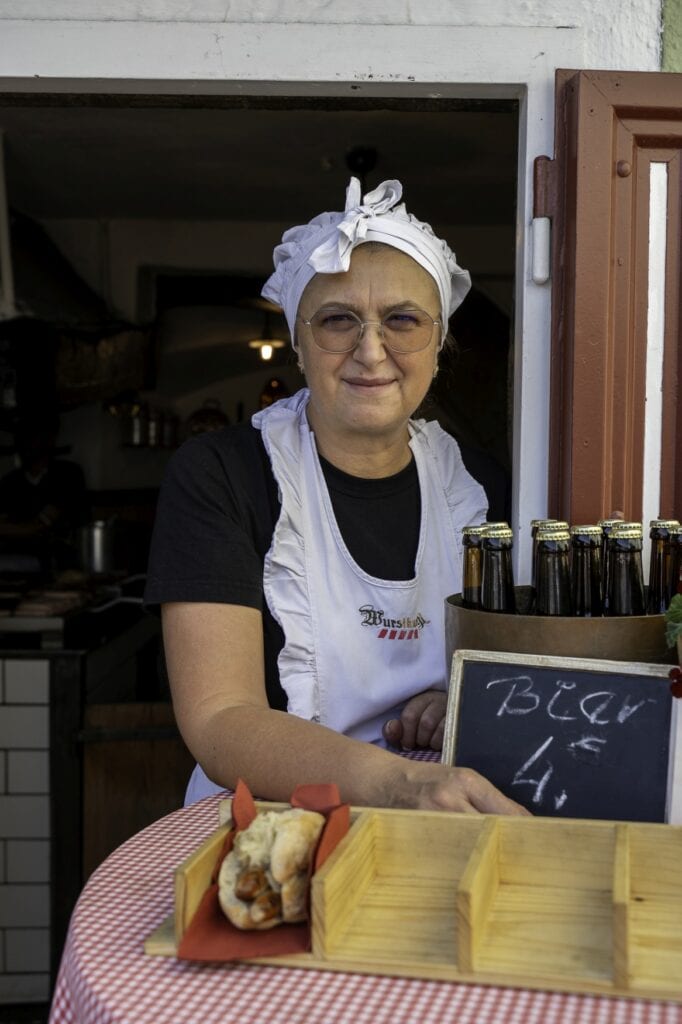 Mitarbeiterin in der Wurstküche