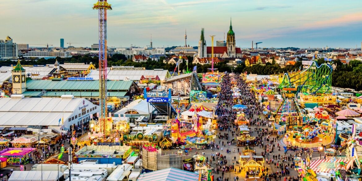 Panoramaansicht des Oktoberfests in München