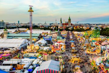 Panoramaansicht des Oktoberfests in München