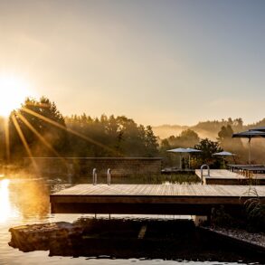 Outdoor area with lake at the wellness hotel Pfalzblick Wald Spa Resort