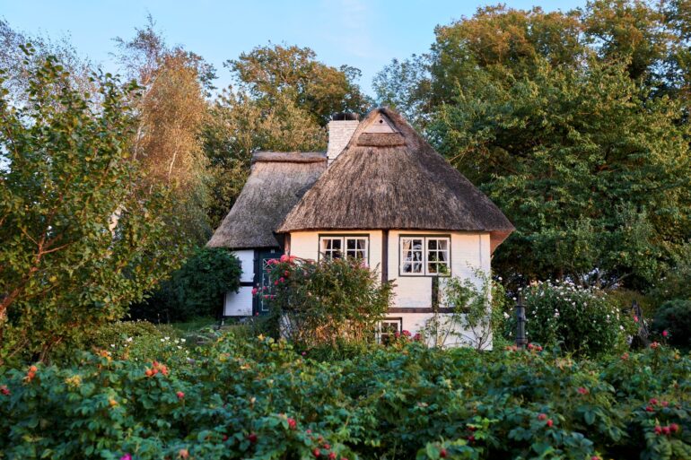 Ein reetgedecktes Fachwerkhaus in Sieseby an der Schlei