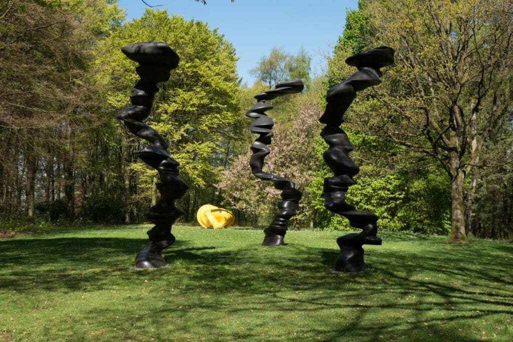 Drei steinerne, "tanzende" Säulen bilden die Skulptur "Points of view" von Tony Cragg in Wuppertal