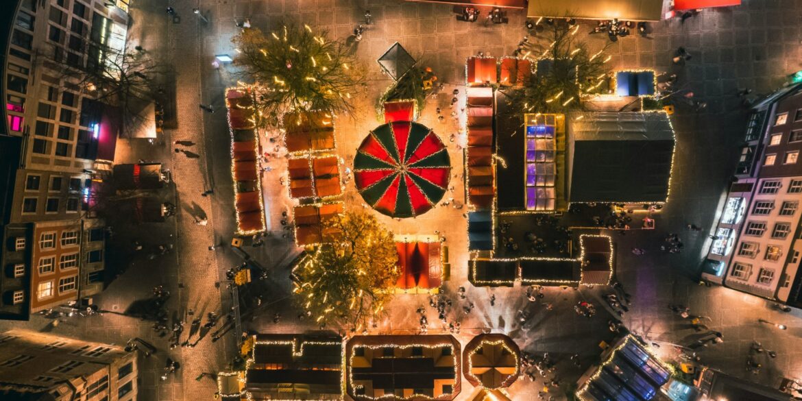 Vogelperspektive auf den Aachener Weihnachtsmarkt