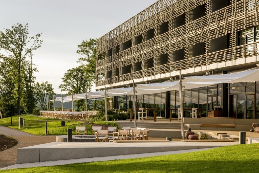 Außenansicht der Seezeitlodge im Saarland