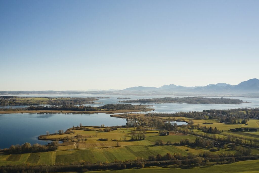 Panorama einer herbstlichen Seenlandschaft im Chiemsee-Alpenland