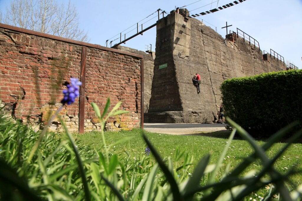 Eine Person klettert im Klettergarten im Landschaftspark Duisburg-Nord