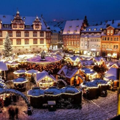 Der verschneite Coburger Weihnachtsmarkt, von Schnee bedeckt in nächtlichem Lichterglanz