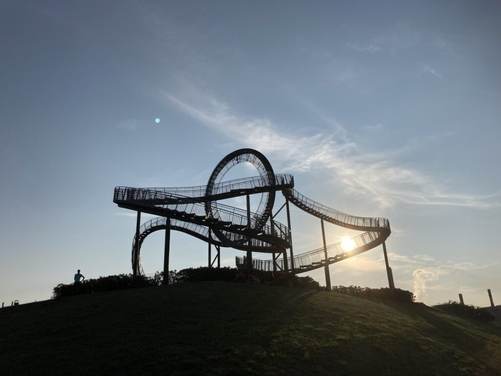 DIe Haldenskulptur Tiger & Turtle in Duisburg im Abendlicht