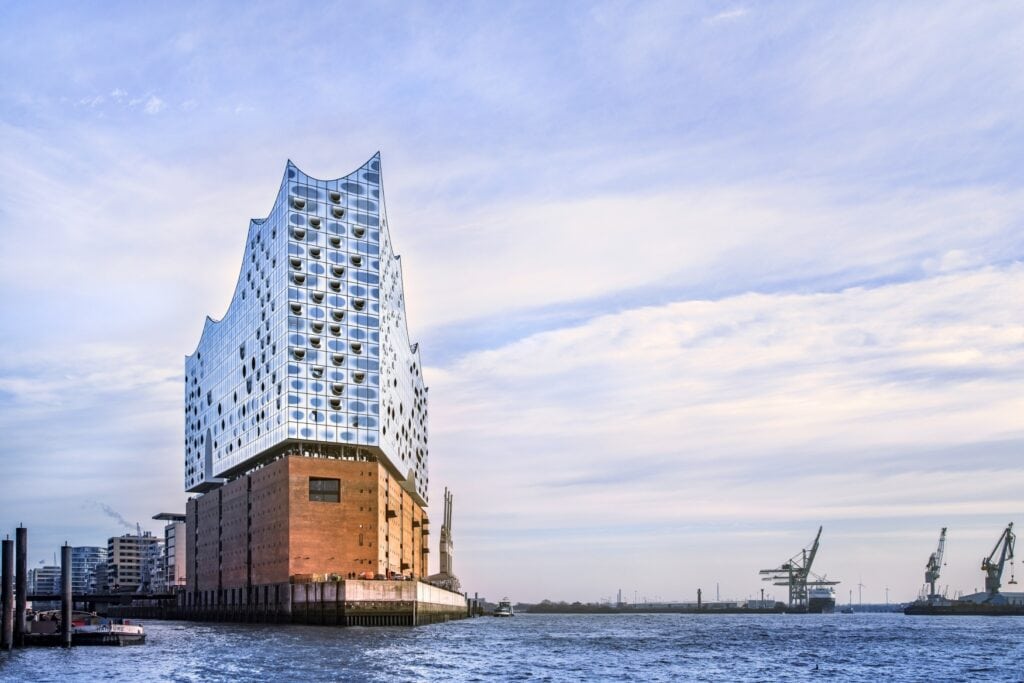 Die Elbphilharmonie unter blauem Himmel, vom Wasser aus gesehen