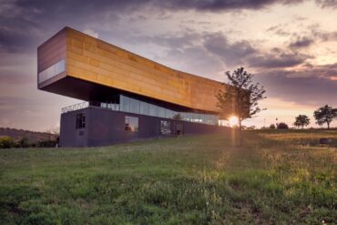 Das Besucherzentrum Arche Nebra im Sonnenuntergang, am Ort, an dem die Himmelsscheibe gefunden wurde