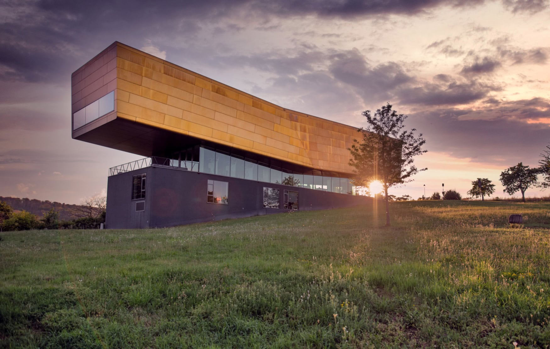 Das Besucherzentrum Arche Nebra im Sonnenuntergang, am Ort, an dem die Himmelsscheibe gefunden wurde