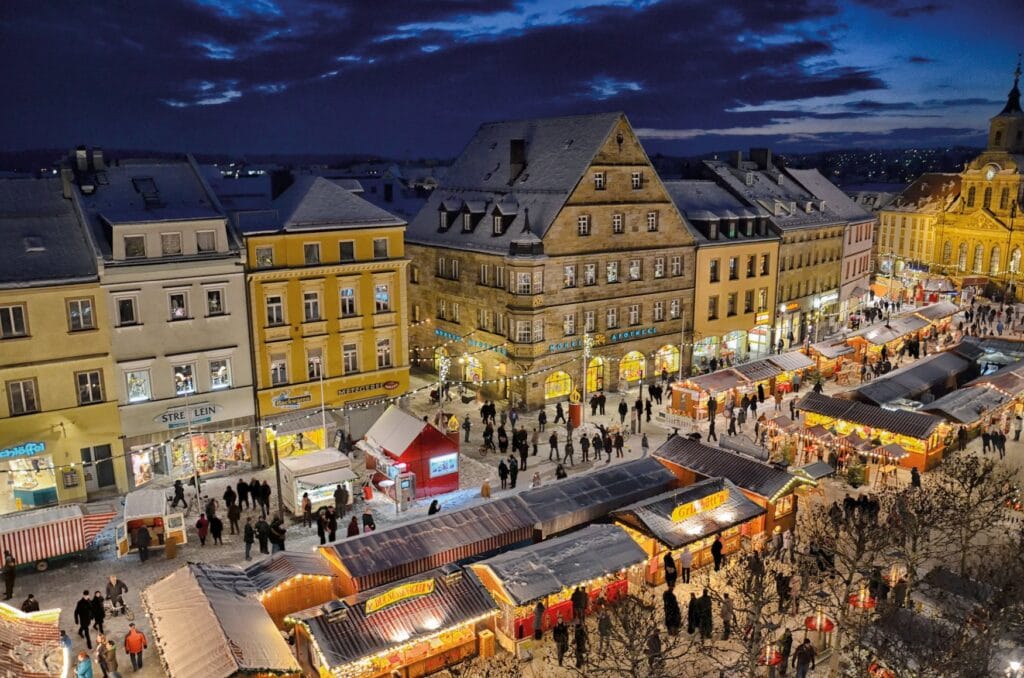 Bayreuther Christkindlesmarkt mit vielen Besuchern am Abend von oben gesehen