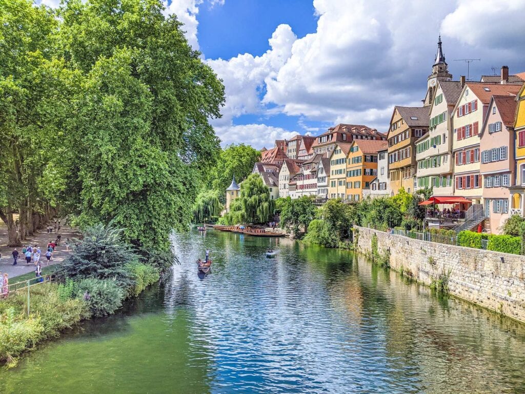 Die Neckarfront in Tübingen in sommerlichen Farben