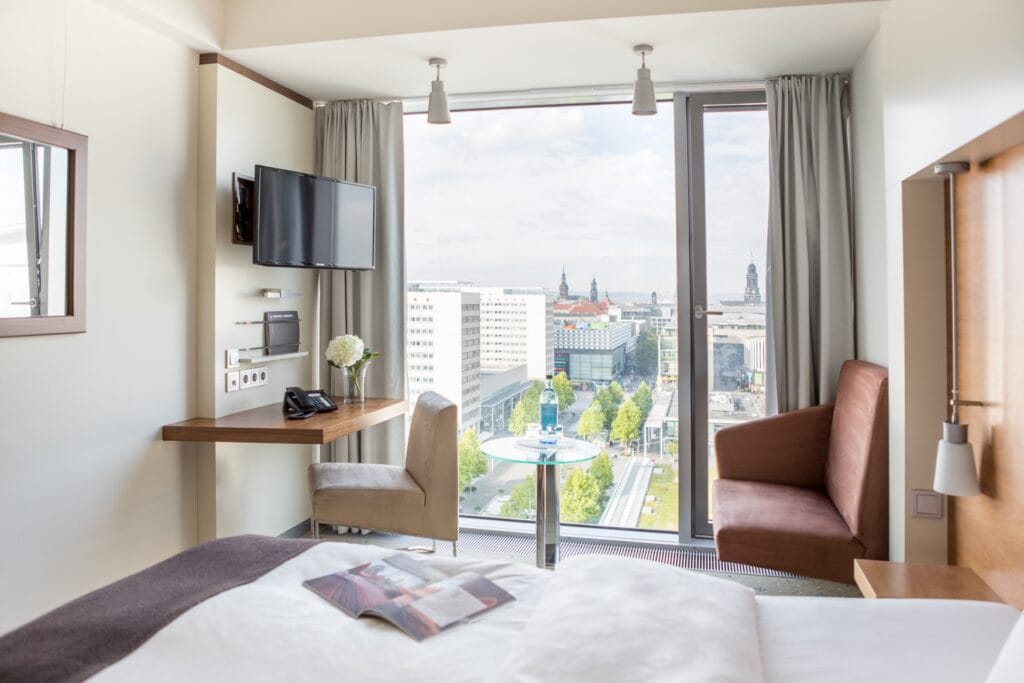 Zimmer mit Ausblick im Hotel Occidental Dresden Newa