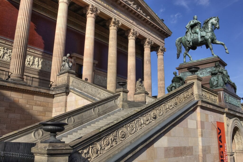 Aufgang zur Alten Nationalgalerie in Berlin, mit einem Reiterstandbild Friedrichs IV.