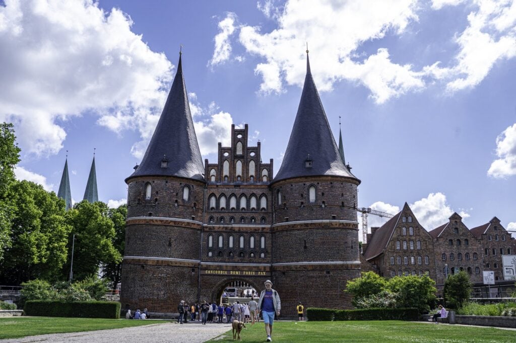 Das Holstentor in Lübeck in strahlendem Sonnenschein