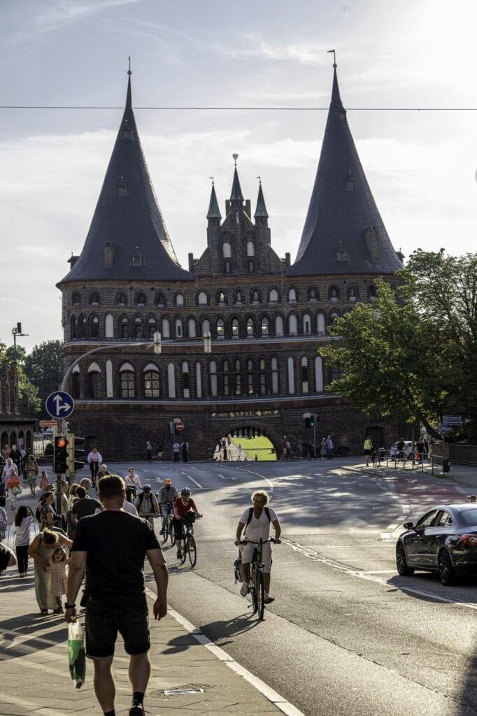 Die Straße zum Holstentor, viele Menschen sind in sommerlicher Kleidung unterwegs