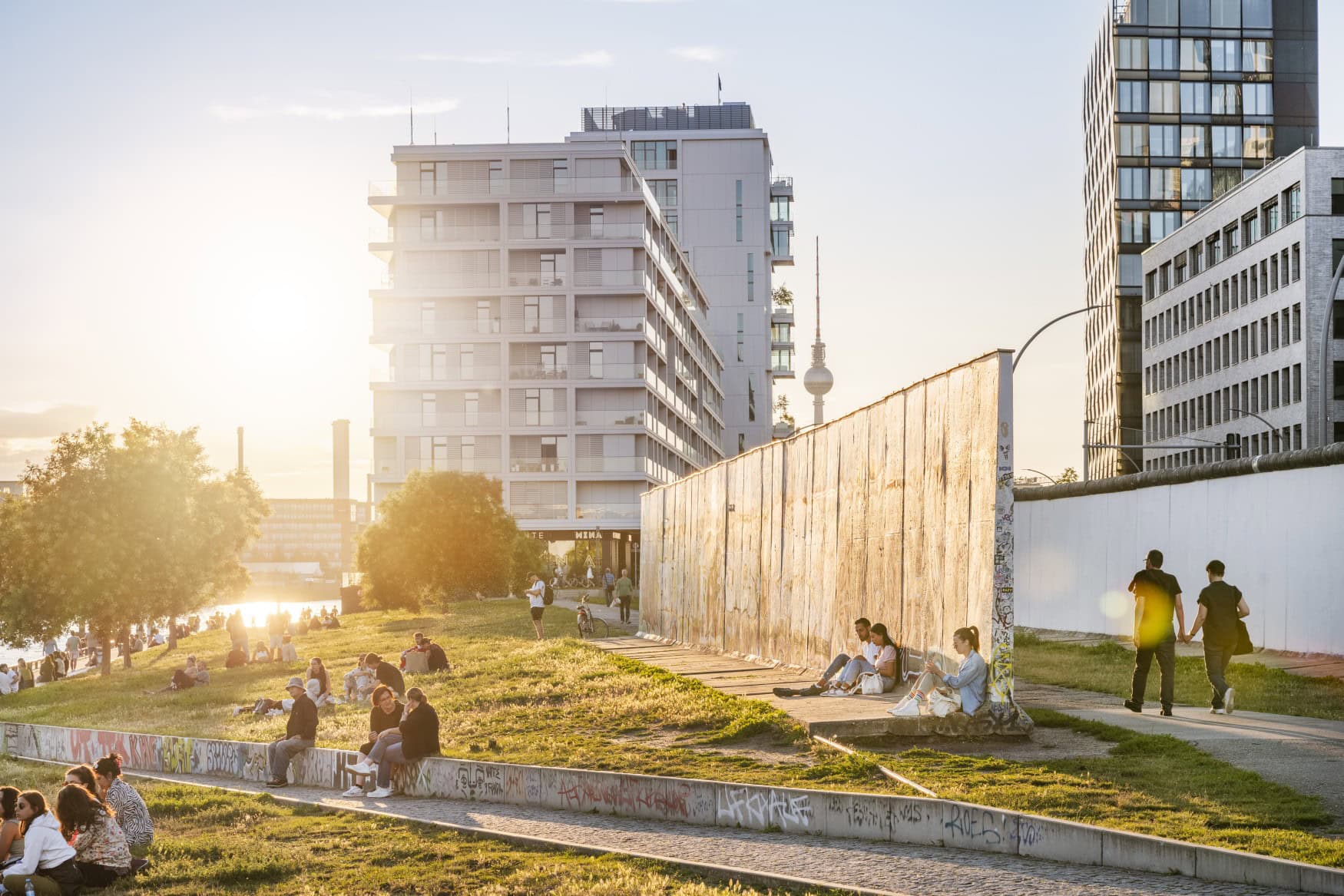 Die East Side Gallery im Licht der Abendsonne, ein Highlight in Berlin