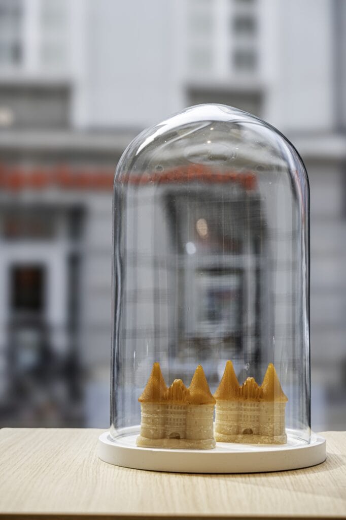 Zwei Miniaturen des Holstentors aus Marzipan im Schaufenster der Marzipanmanufaktur Mest