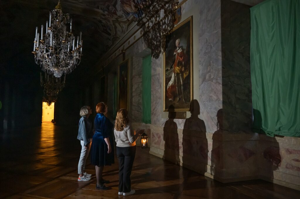 Kerstin Frisch leitet eine nächtliche Führung durch das Schloss Ludwigsburg.