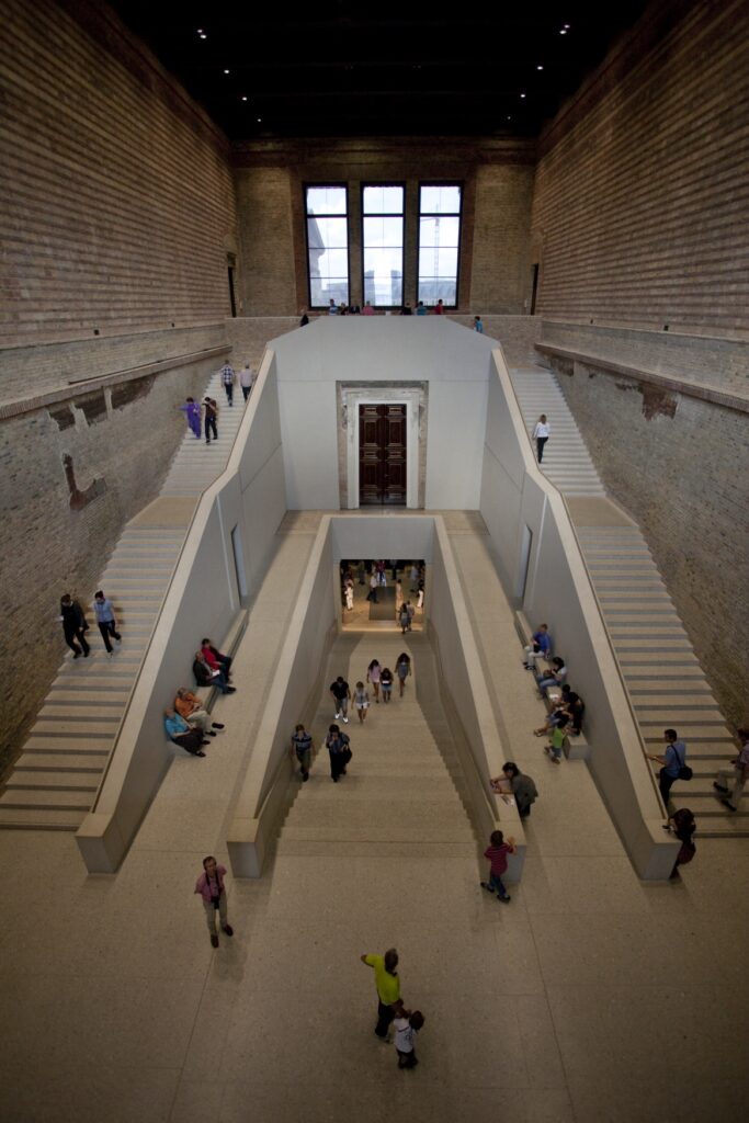 Das Treppenhaus im Neuen Museum in Berlin, von oben gesehen