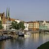 Die Trave in Lübeck in der sommerlichen Abendsonne, eine der Top-Sehenswürdigkeiten in der Hansestadt