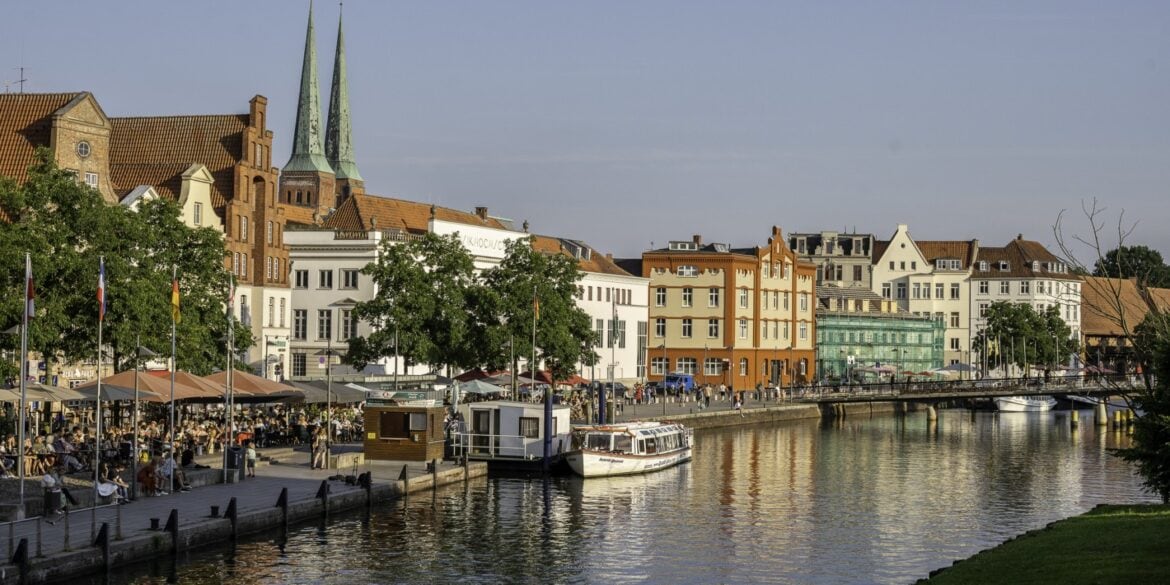 Die Trave in Lübeck in der sommerlichen Abendsonne, eine der Top-Sehenswürdigkeiten in der Hansestadt