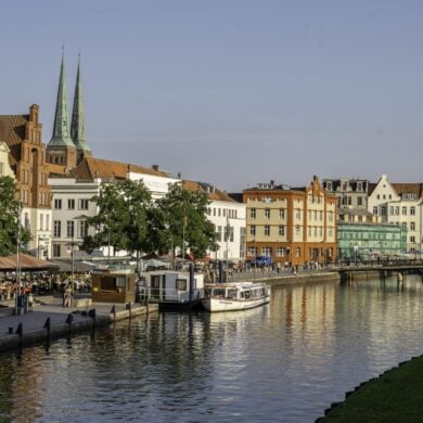 Die Trave in Lübeck in der sommerlichen Abendsonne, eine der Top-Sehenswürdigkeiten in der Hansestadt