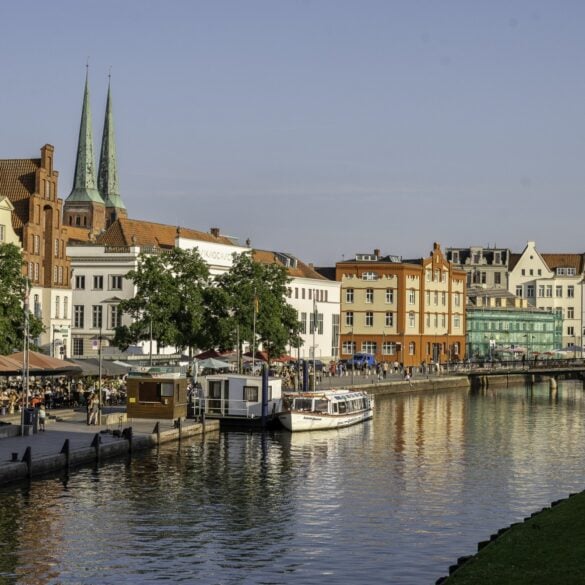 Die Trave in Lübeck in der sommerlichen Abendsonne, eine der Top-Sehenswürdigkeiten in der Hansestadt