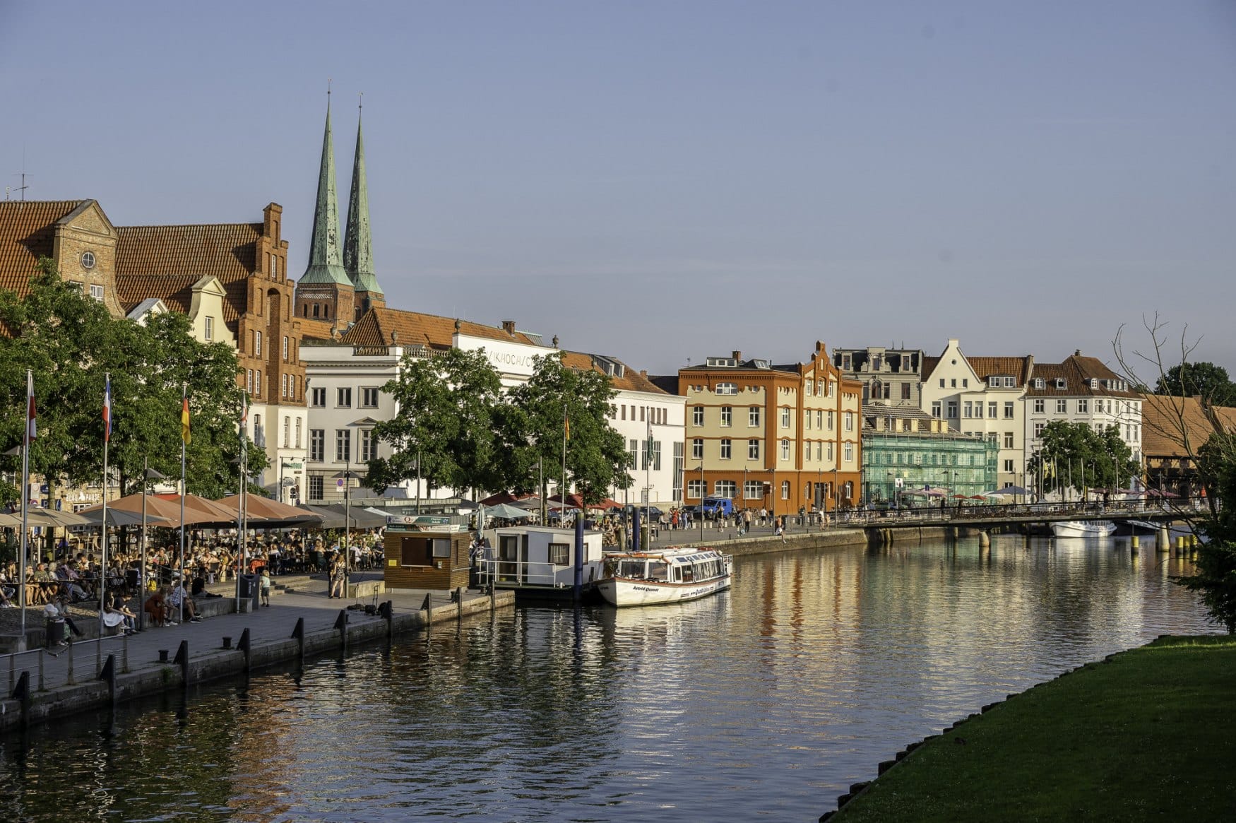 Die Trave in Lübeck in der sommerlichen Abendsonne, eine der Top-Sehenswürdigkeiten in der Hansestadt