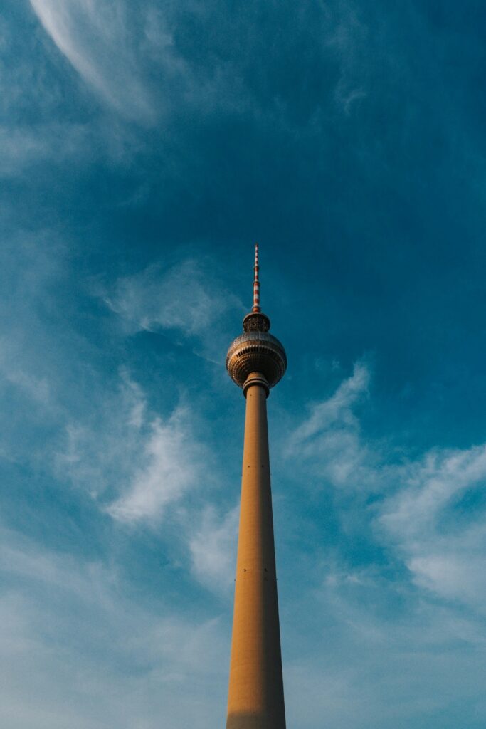 Der Berliner Fernsehturm, von unten gesehen