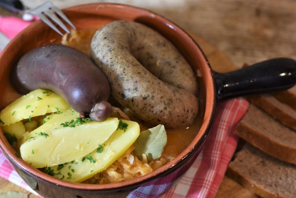 Eintopf mit Blutwurst, Leberwurst und Kartoffeln in einer Schüssel