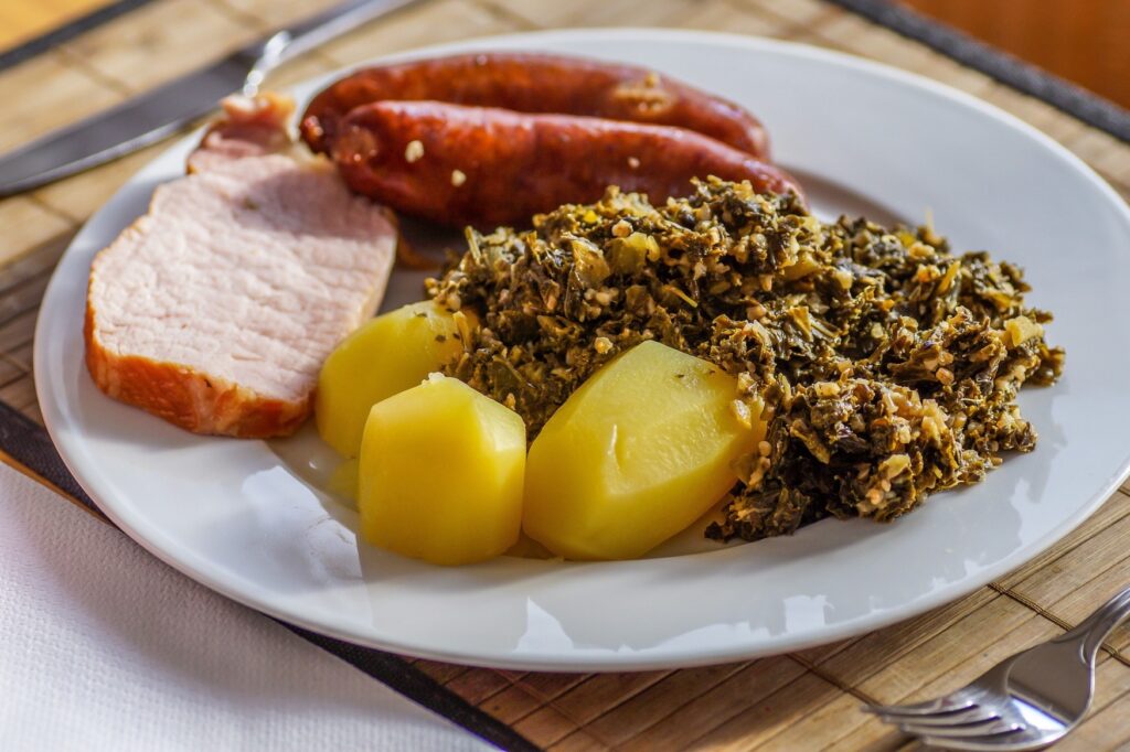 A portion of kale with Pinkel, Kassler and potatoes