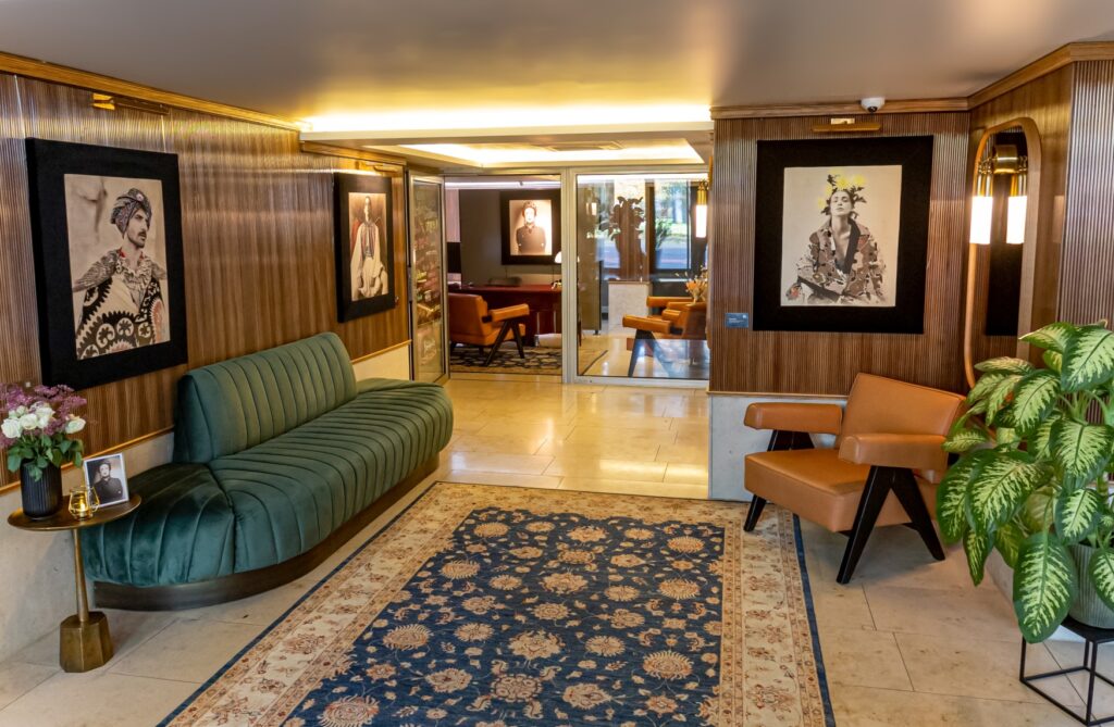 Lobby of the Muze Hotel Düsseldorf, with mid-century upholstered furniture and wooden wall paneling