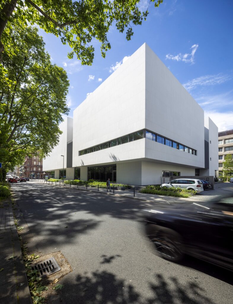 Außenansicht des Museums Reinhard Ernst in Wiesbaden