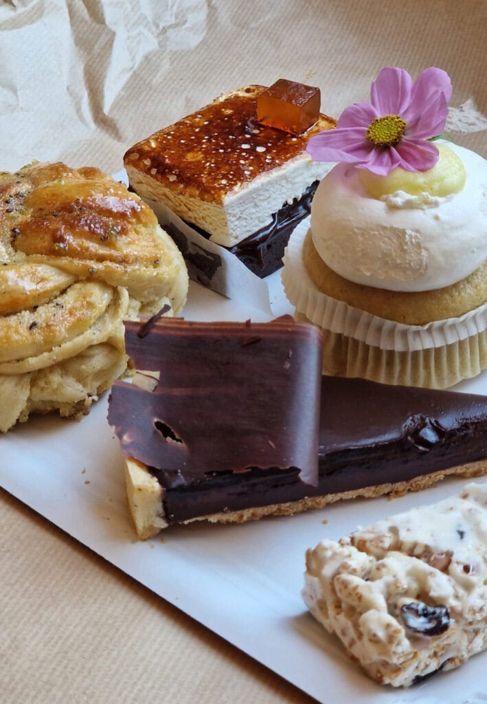 Sweets from the café genascht in Hamburg on a tray.