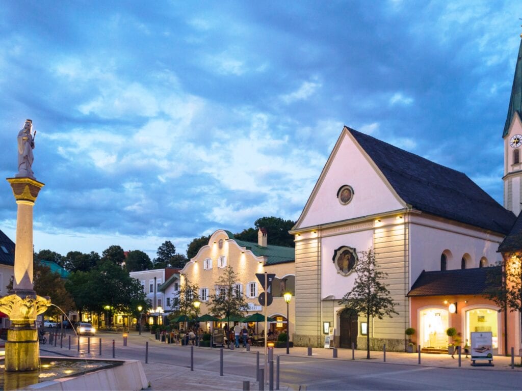 Außenansicht des Hotels Lindner in Bad Aibling, vom Marienplatz aus gesehen